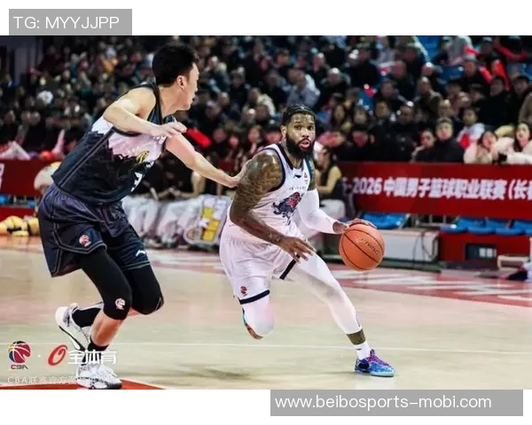 鲍威尔半场表现抢眼10中5斩获15分助攻防守全面展现实力